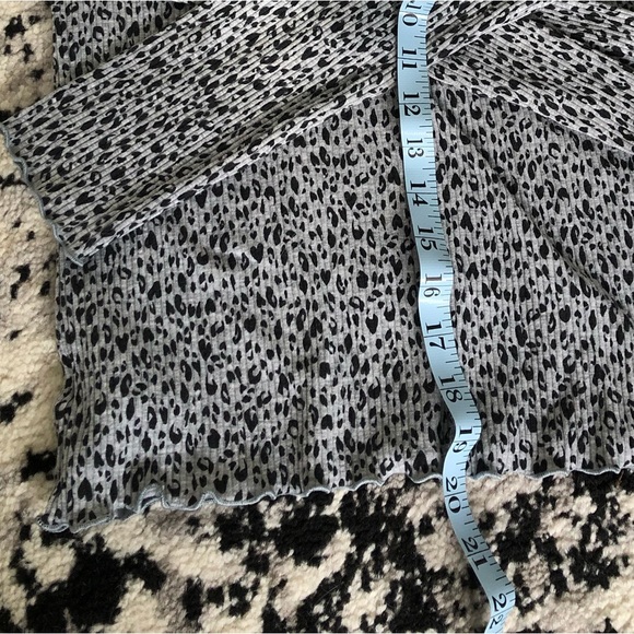 super cute stretchy cheetah print grey old navy top - Picture 3 of 3